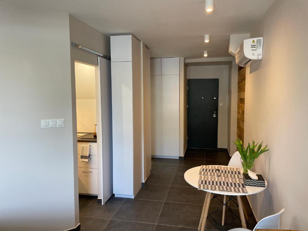 PRZYSTANEK KATOWICE Aleja Korfantego 8 - 7