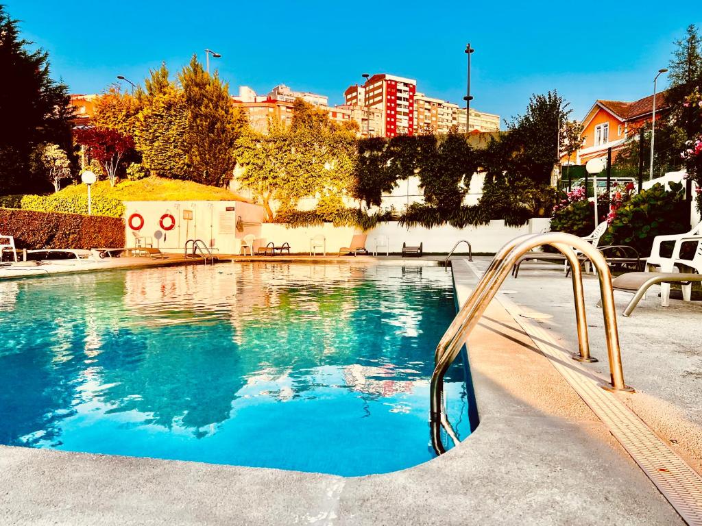 basen ze zjeżdżalnią w obiekcie APART CityMar 24h w mieście Vigo