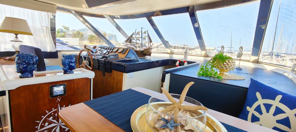 uma sala de barco com uma mesa e um balcão em Panaby - House Boat em Palermo