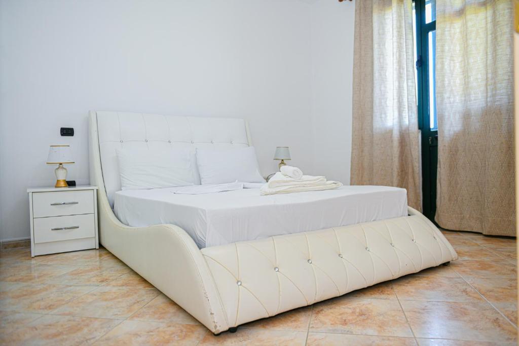 1 dormitorio con 1 cama blanca con colchón blanco en Aldesa Apartments, en Golem