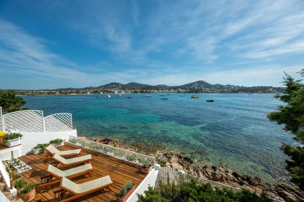 - une vue sur la plage avec des chaises et l'eau dans l'établissement Villa Florimar, à Talamanca