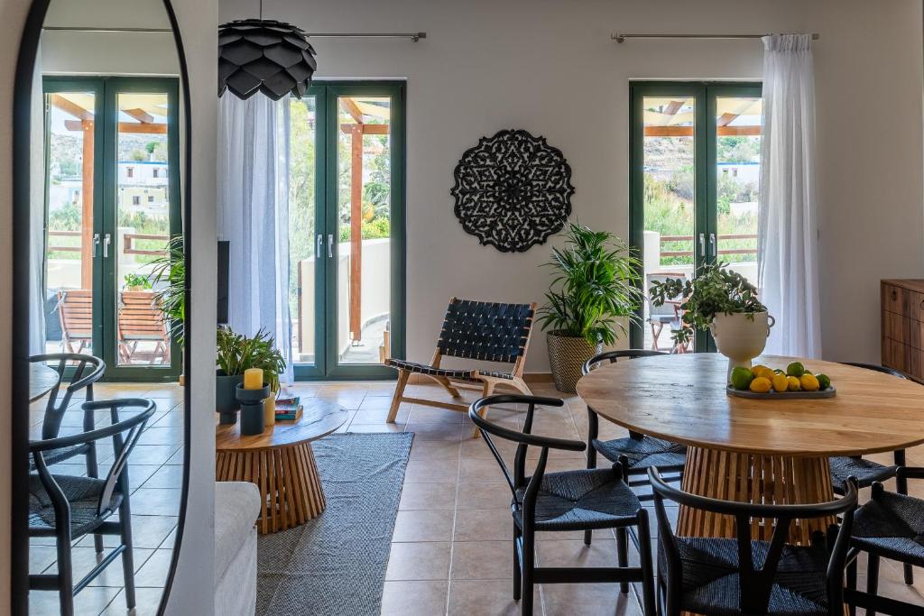 Area soggiorno di Syra Suites