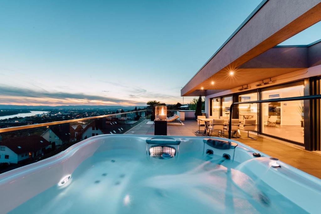 Weitersburg的住宿－Traumblick trifft Luxus!，房屋屋顶上的浴缸
