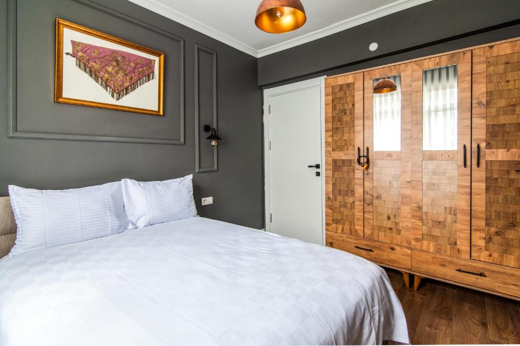 Furnished Flat w Balcony Near Metro in Kartal