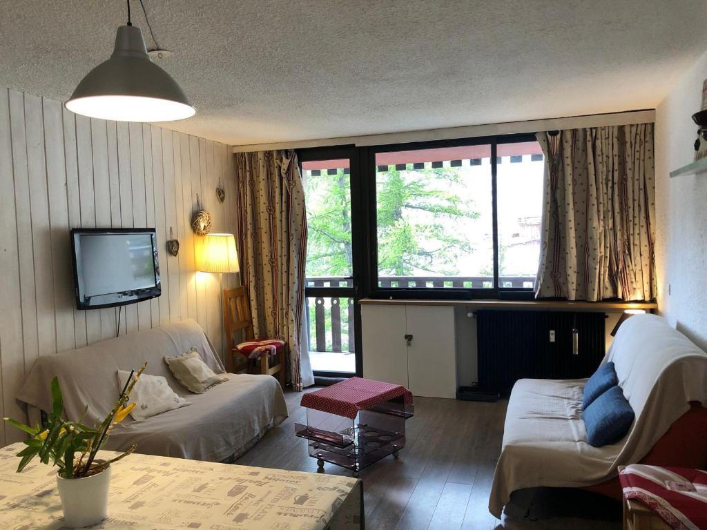 un salon avec un lit et un canapé dans l'établissement Studio Lumineux à 250m des Pistes, Parking Privé, Balcon et Équipements Complets - FR-1-165A-134, à Uvernet