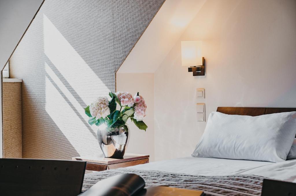 Postel nebo postele na pokoji v ubytování Mamaison Le Regina Boutique Hotel