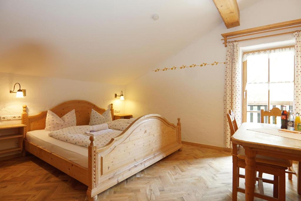 Postel nebo postele na pokoji v ubytování Feriengut zum Fürst`n mit Außenwhirlpool und Sauna
