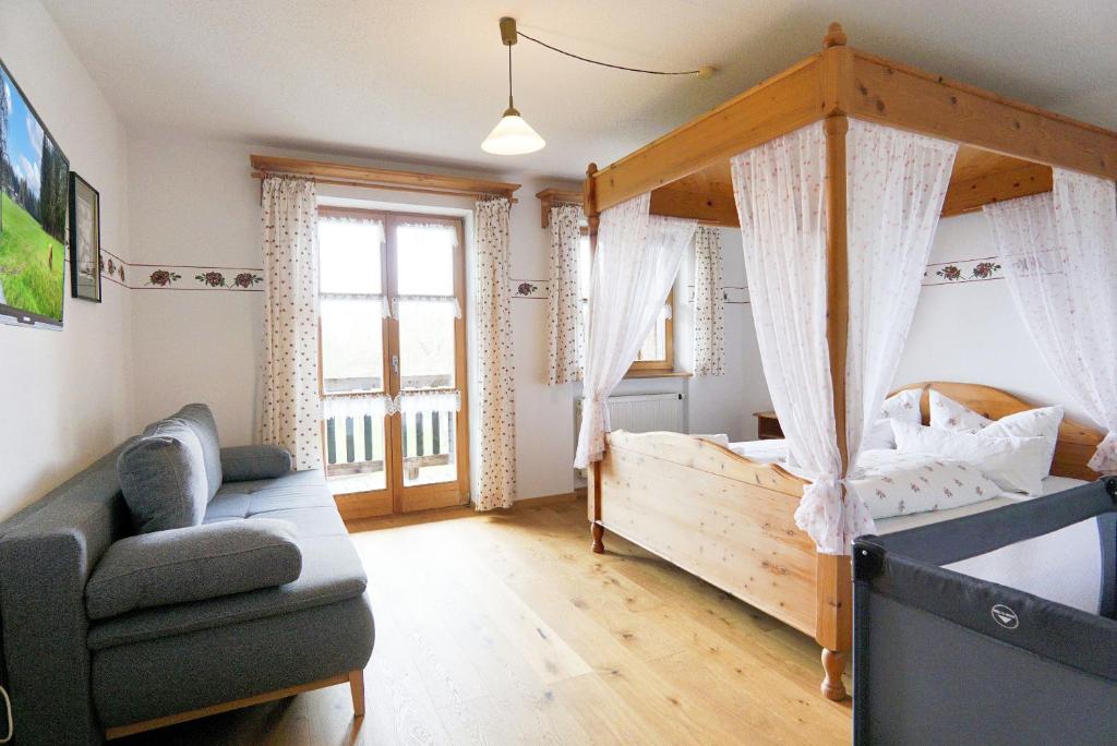Postel nebo postele na pokoji v ubytování Feriengut zum Fürst`n mit Außenwhirlpool und Sauna