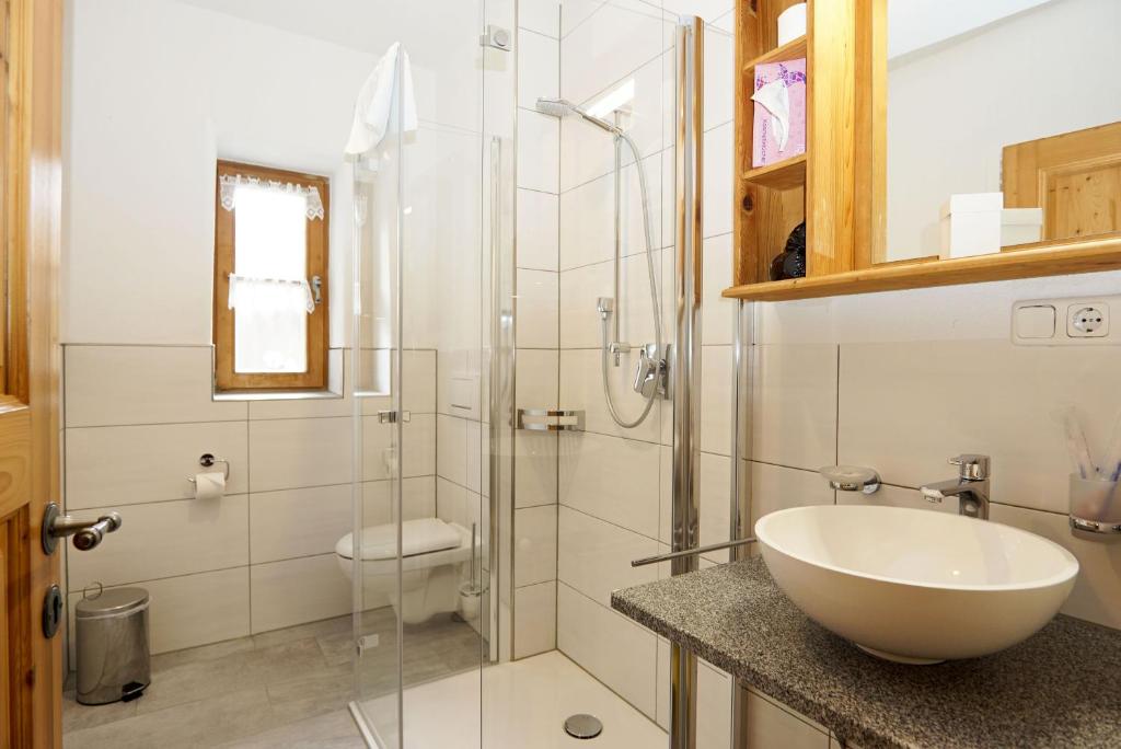 Koupelna v ubytování Feriengut zum Fürst`n mit Außenwhirlpool und Sauna