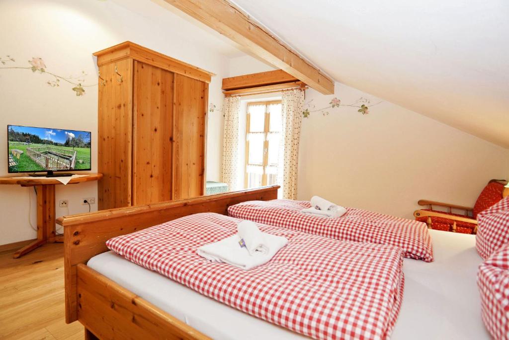 Postel nebo postele na pokoji v ubytování Feriengut zum Fürst`n mit Außenwhirlpool und Sauna