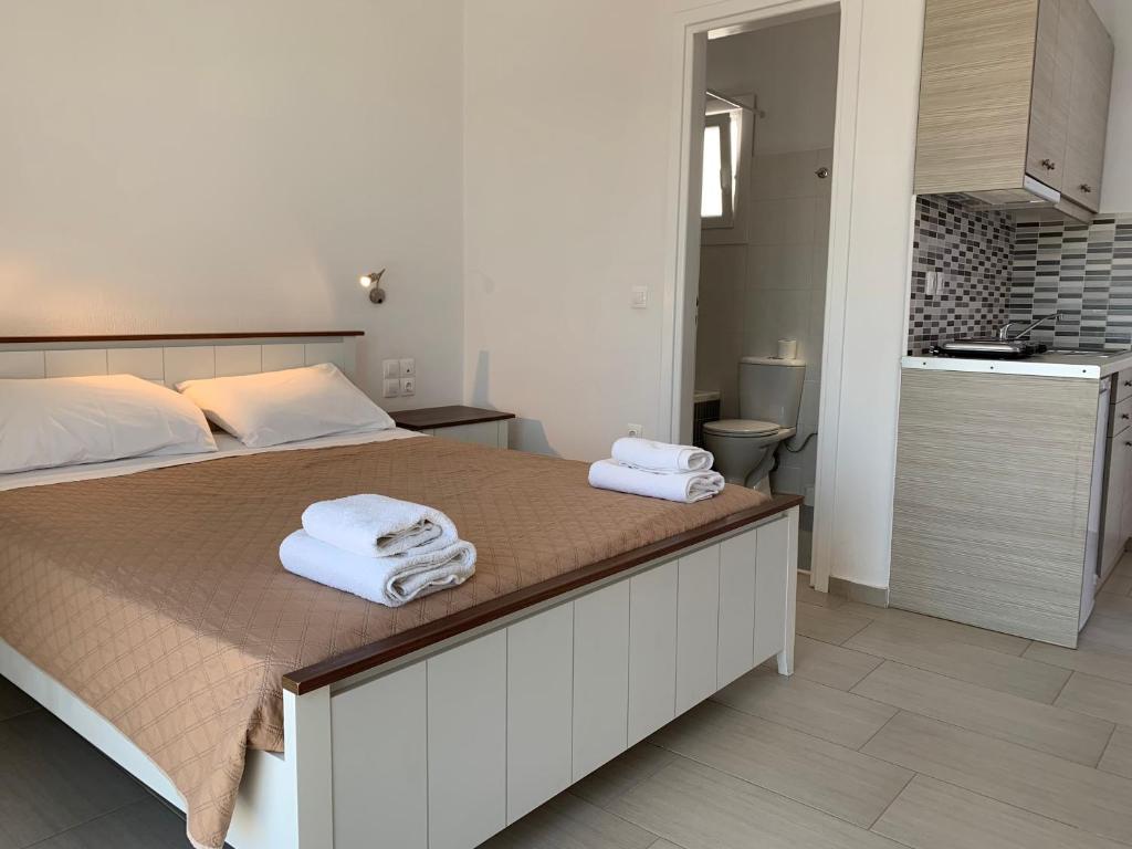 A bed or beds in a room at Pelagos Studios