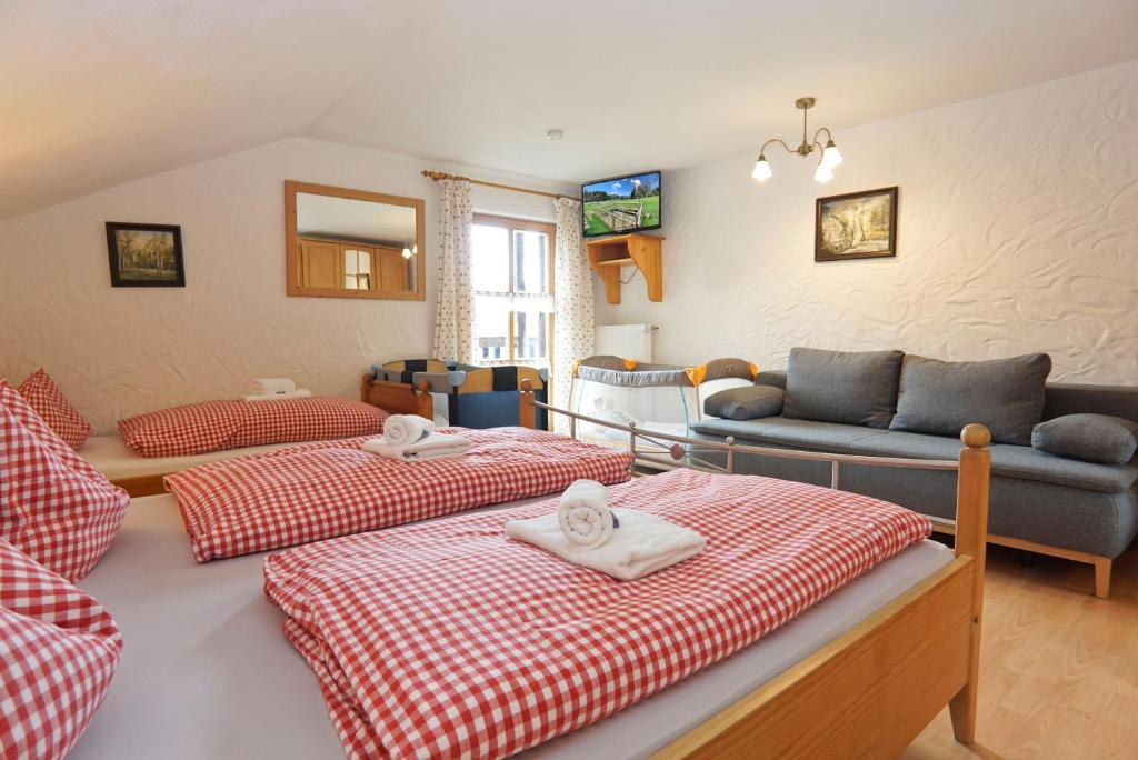 Postel nebo postele na pokoji v ubytování Feriengut zum Fürst`n mit Außenwhirlpool und Sauna