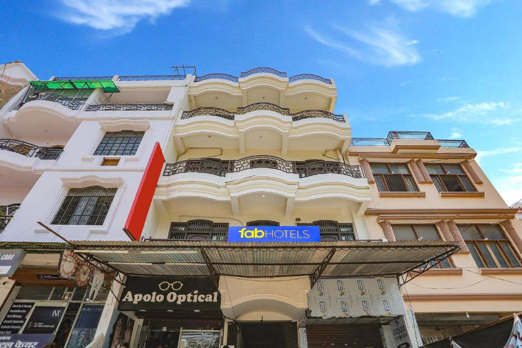 un edificio con hoteles azoicos firmando delante de él en FabHotel Royal Stay Inn, en Allahābād