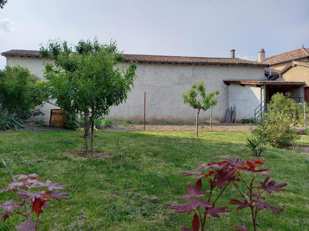 Gîte Fleurs de Gamay au coeur du Beaujolais - Maison De Trois Chambres