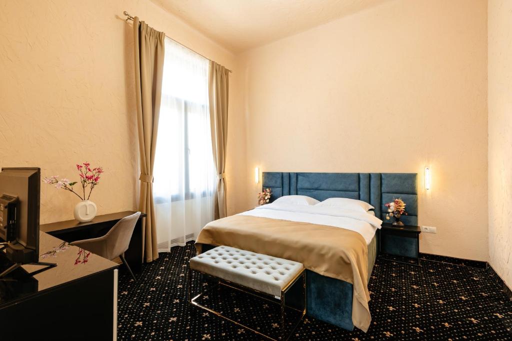 Postel nebo postele na pokoji v ubytování Palace Bulevard Inn