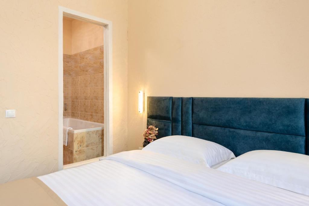 Postel nebo postele na pokoji v ubytování Palace Bulevard Inn