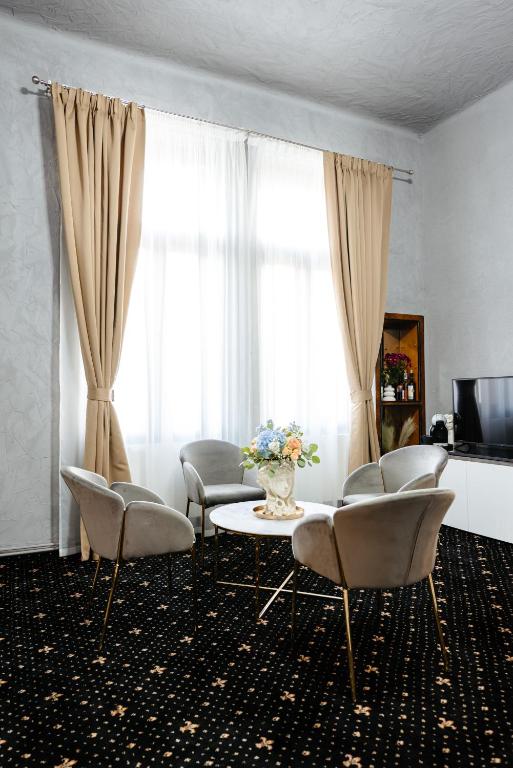 TV a/nebo společenská místnost v ubytování Palace Bulevard Inn