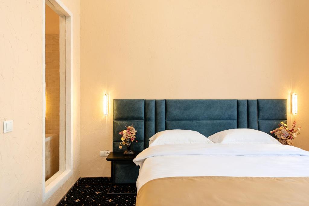 Postel nebo postele na pokoji v ubytování Palace Bulevard Inn