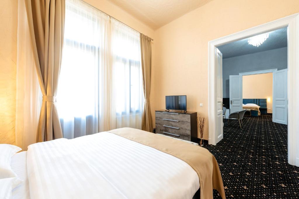 TV a/nebo společenská místnost v ubytování Palace Bulevard Inn