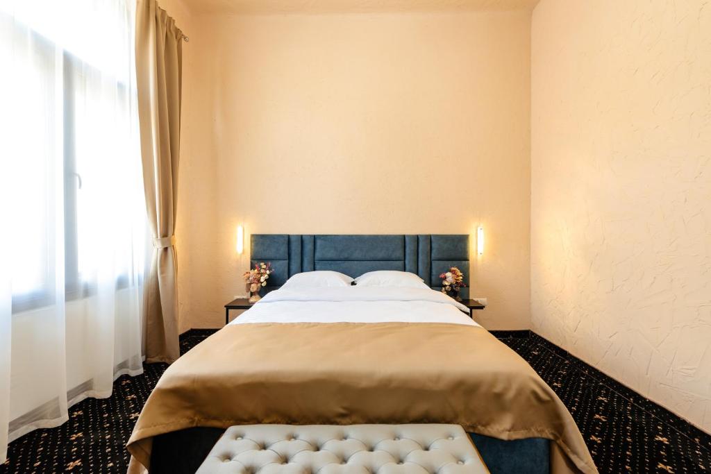 Postel nebo postele na pokoji v ubytování Palace Bulevard Inn