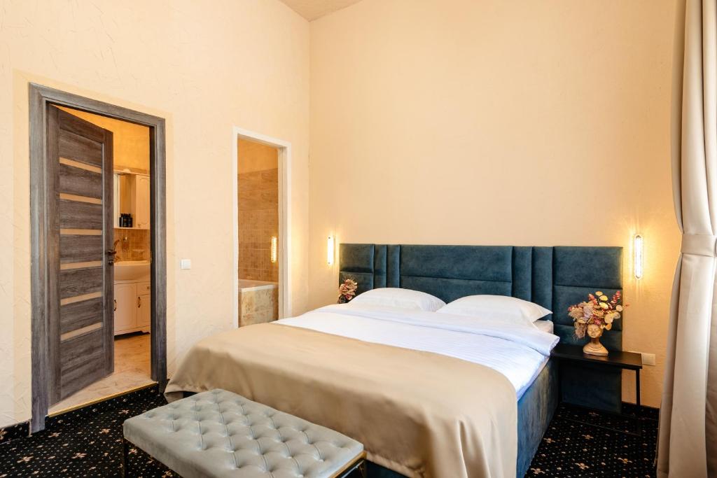Postel nebo postele na pokoji v ubytování Palace Bulevard Inn