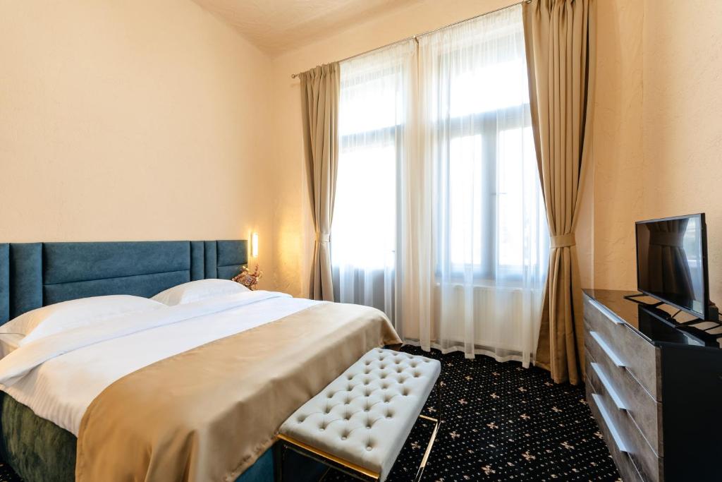 TV a/nebo společenská místnost v ubytování Palace Bulevard Inn
