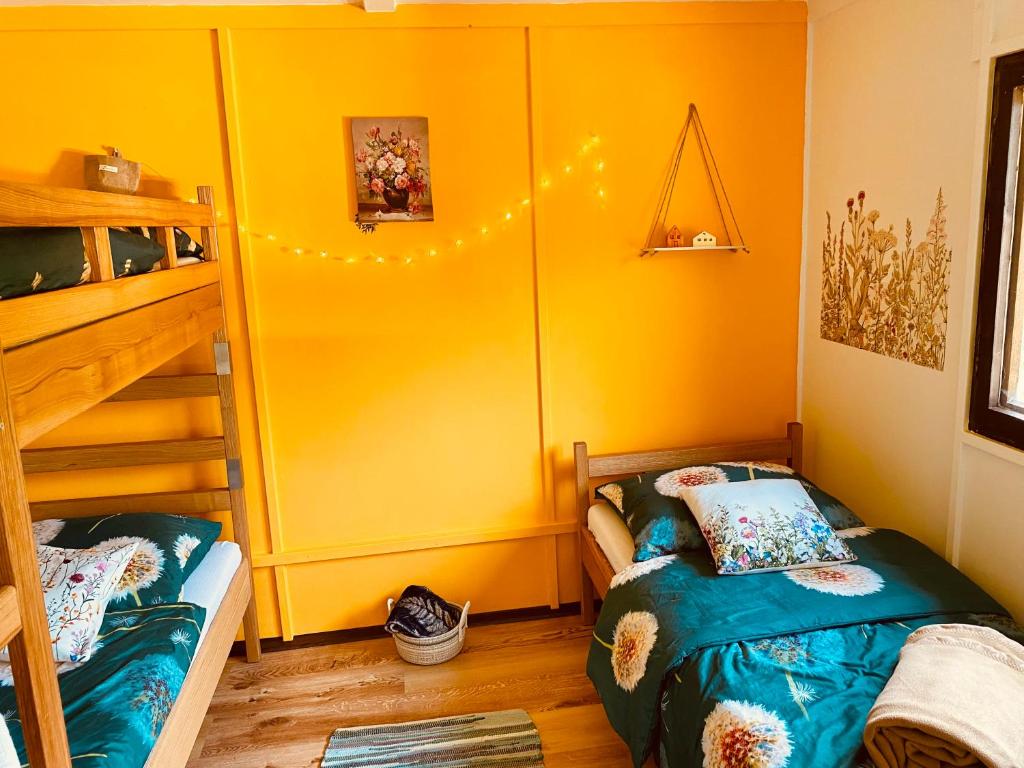 Łóżko lub łóżka w pokoju w obiekcie Chatky Pod Javory