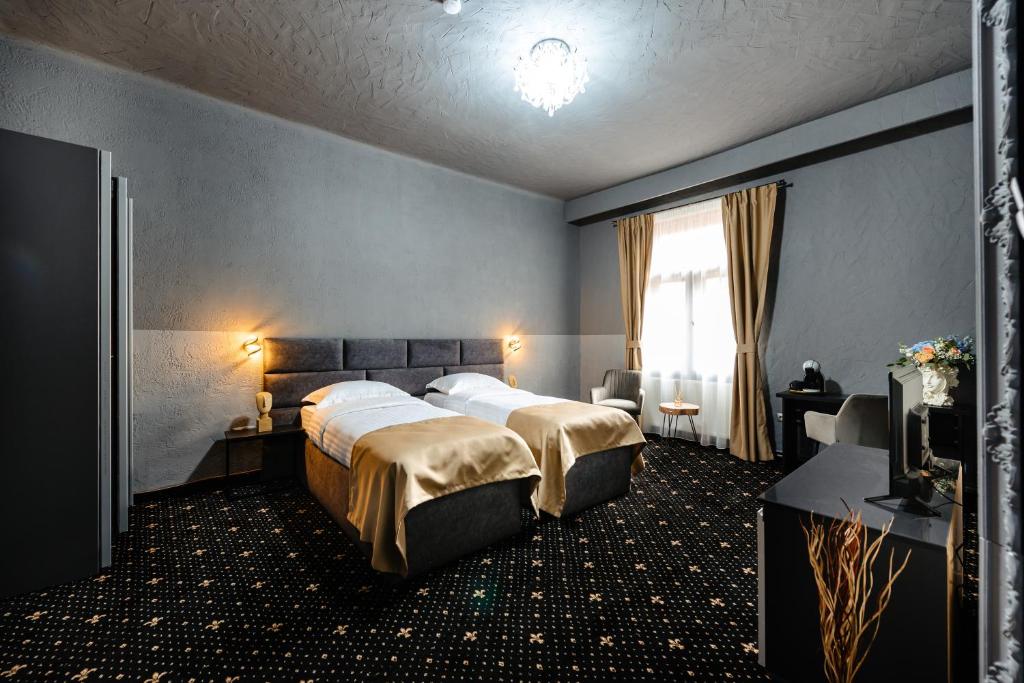 Postel nebo postele na pokoji v ubytování Palace Bulevard Inn