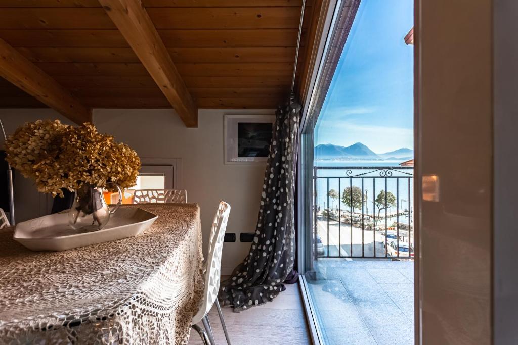 a dining room with a table and a view of the ocean at Residenza a schiera vista lago Feriolo in Feriolo