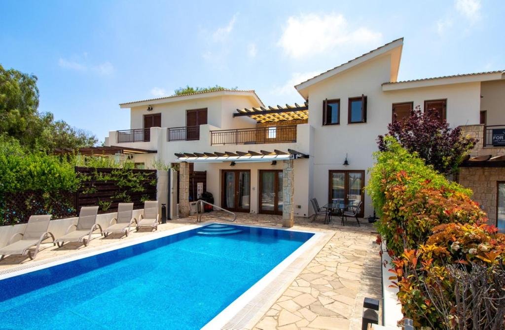 una villa con piscina e una casa di Golf Villa in Aphrodite Hills HG07 a Kouklia