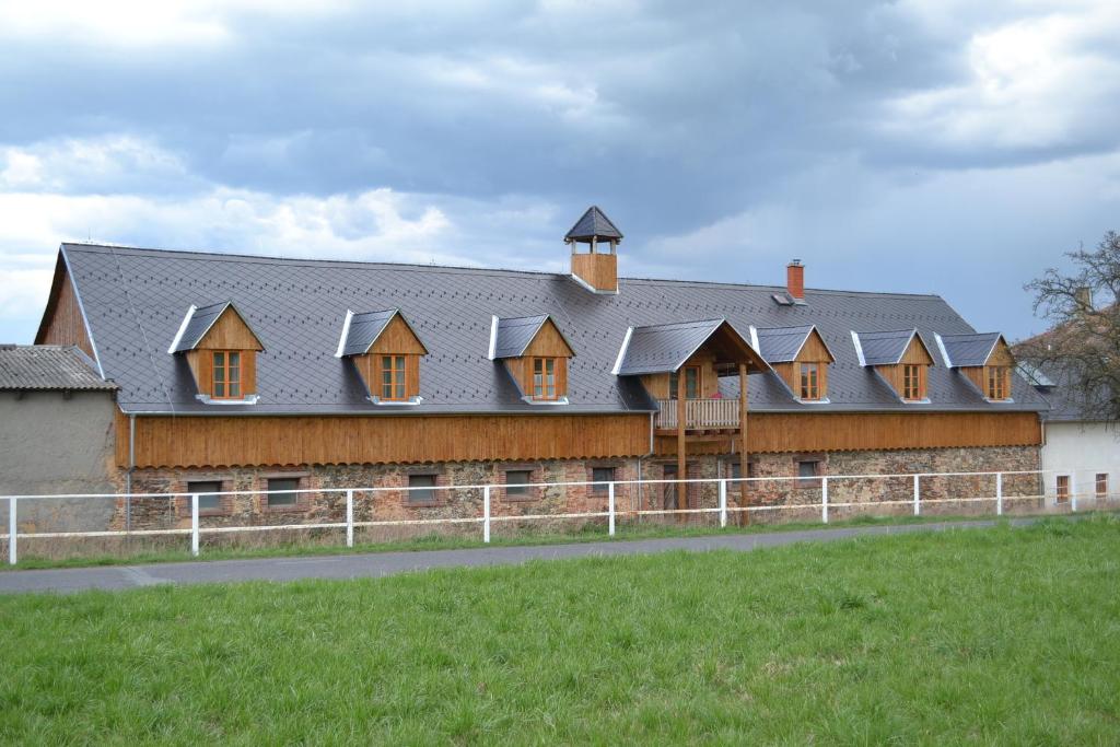 een gebouw met een rij huizen erop bij Penzion Dvůr Krasíkov in Kokašice