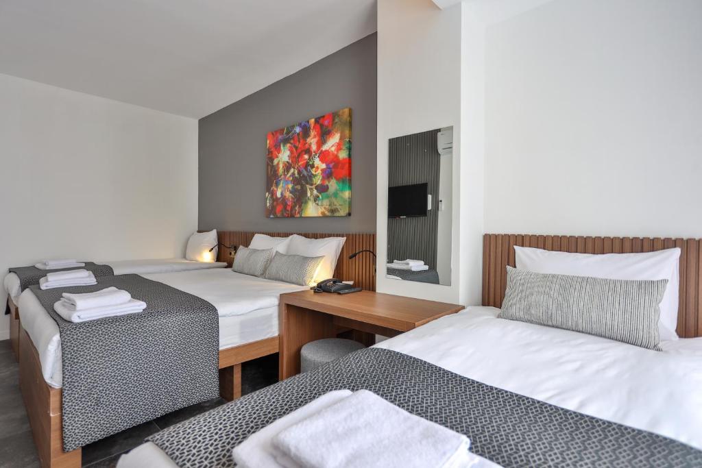 Postel nebo postele na pokoji v ubytování Wolf Of The City Hotel & Spa