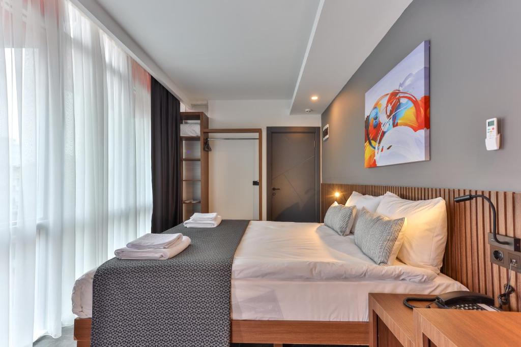 Postel nebo postele na pokoji v ubytování Wolf Of The City Hotel & Spa