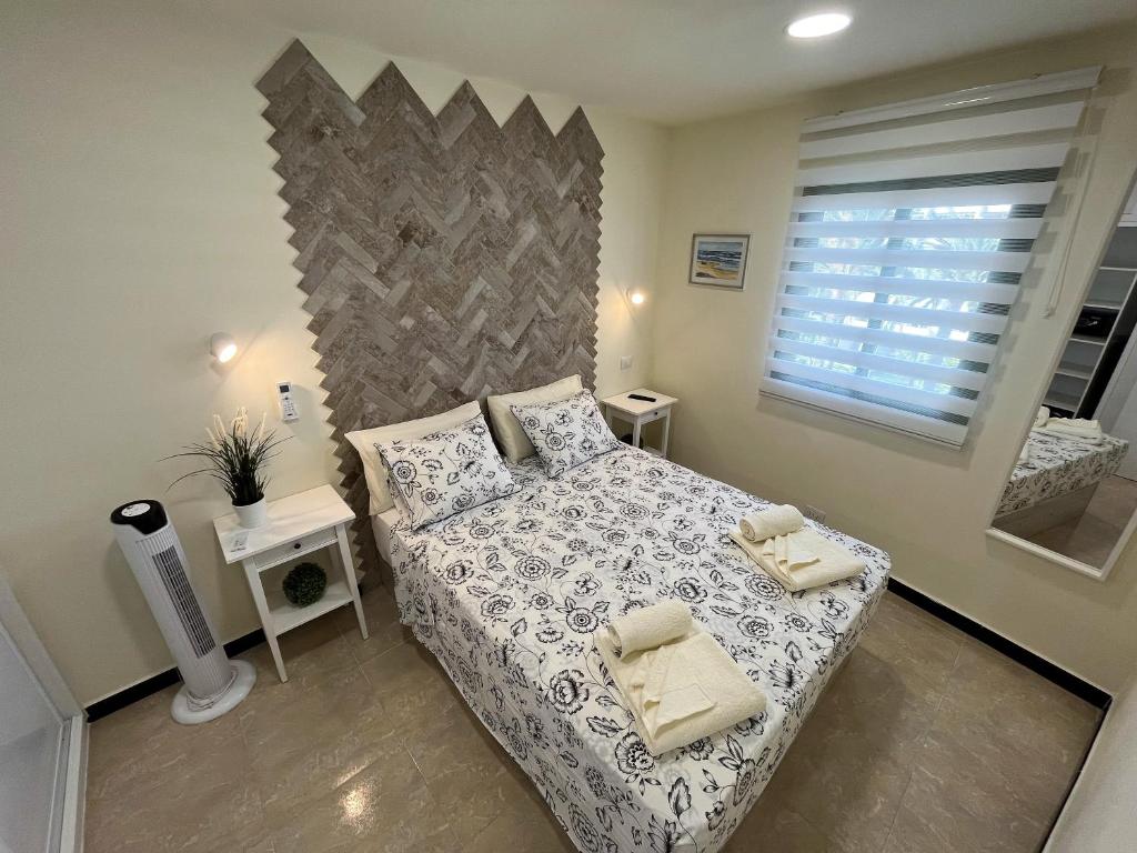 een slaapkamer met een bed met 2 kussens en een raam bij Sunrise Apartment - Playa del Inglés in Playa del Inglés