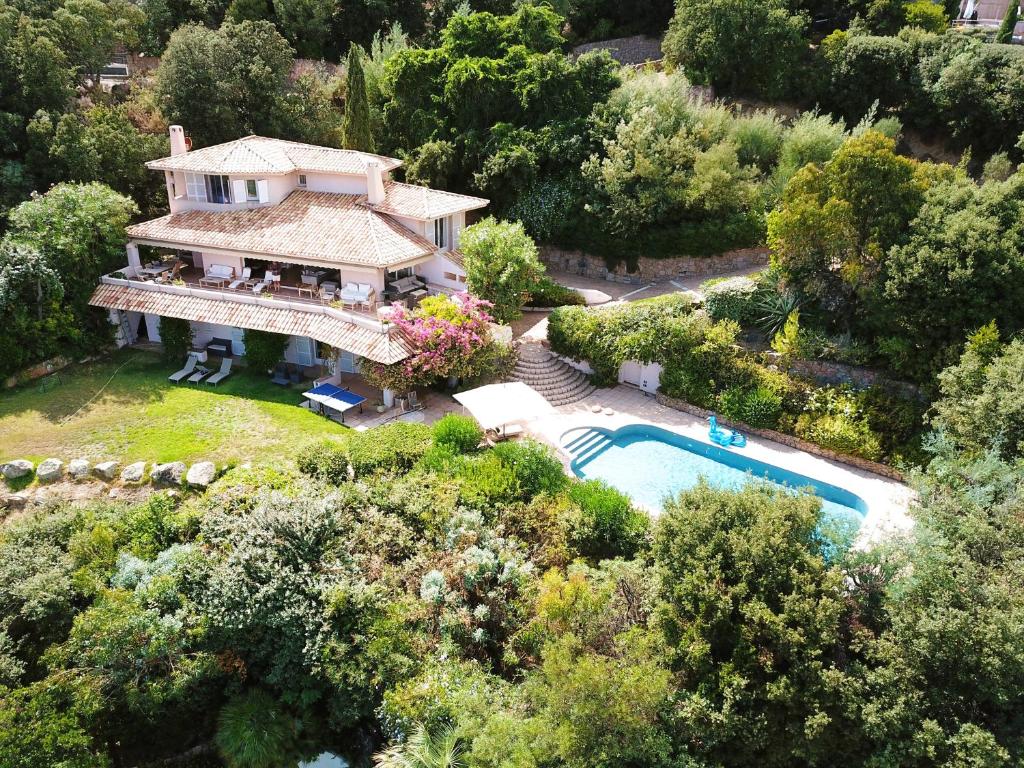 une vue aérienne d'une maison avec piscine dans l'établissement Villa Uptica 16 pers piscine vue mer, à Porto-Vecchio