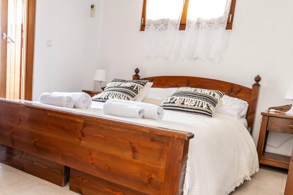 A bed or beds in a room at Bentals Dream Place With Lake And Sea View