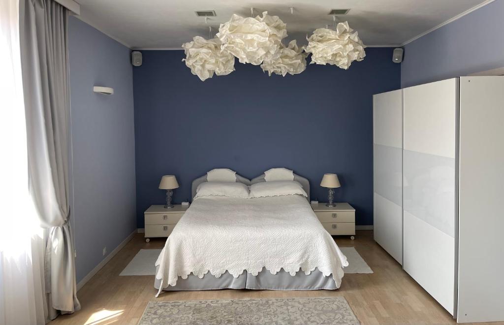 a blue bedroom with a bed and a blue wall at CENTRAL LOFT in Varese