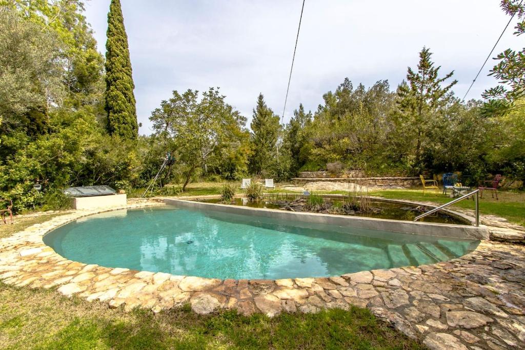 una piscina en medio de un patio en Catalunya Casas Rural charm on an olive farm in Costa Dorada!, en Vespellà