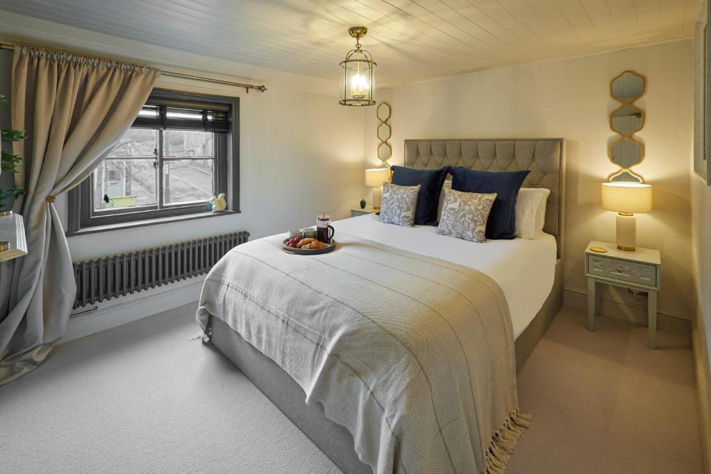 Un dormitorio con una cama grande y una ventana en Host & Stay - Acorn Cottage, en Guisborough