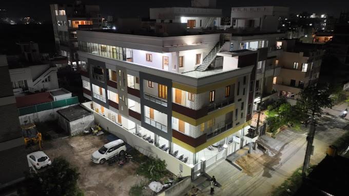 un bâtiment avec une voiture garée devant lui dans l'établissement Padma Homes Stay- Luxury Service Apartment 1BHK & 2BHK & 3BHK, à Tirupati