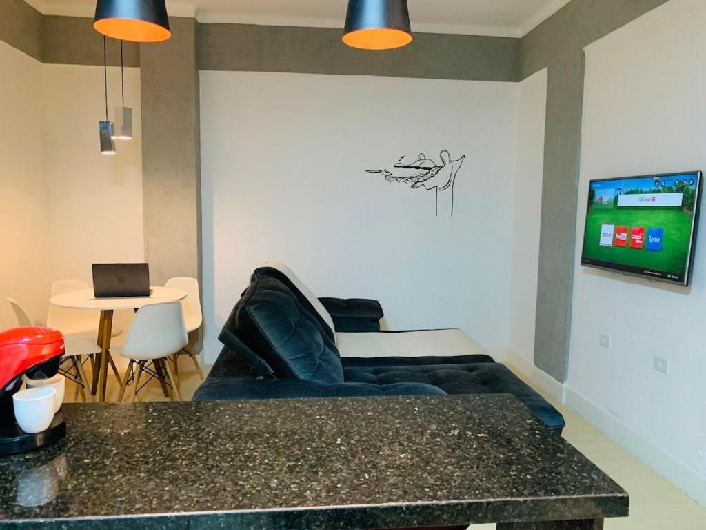 - un salon avec un canapé et une table avec un ordinateur portable dans l'établissement Premium RJ - Consulado, à Rio de Janeiro