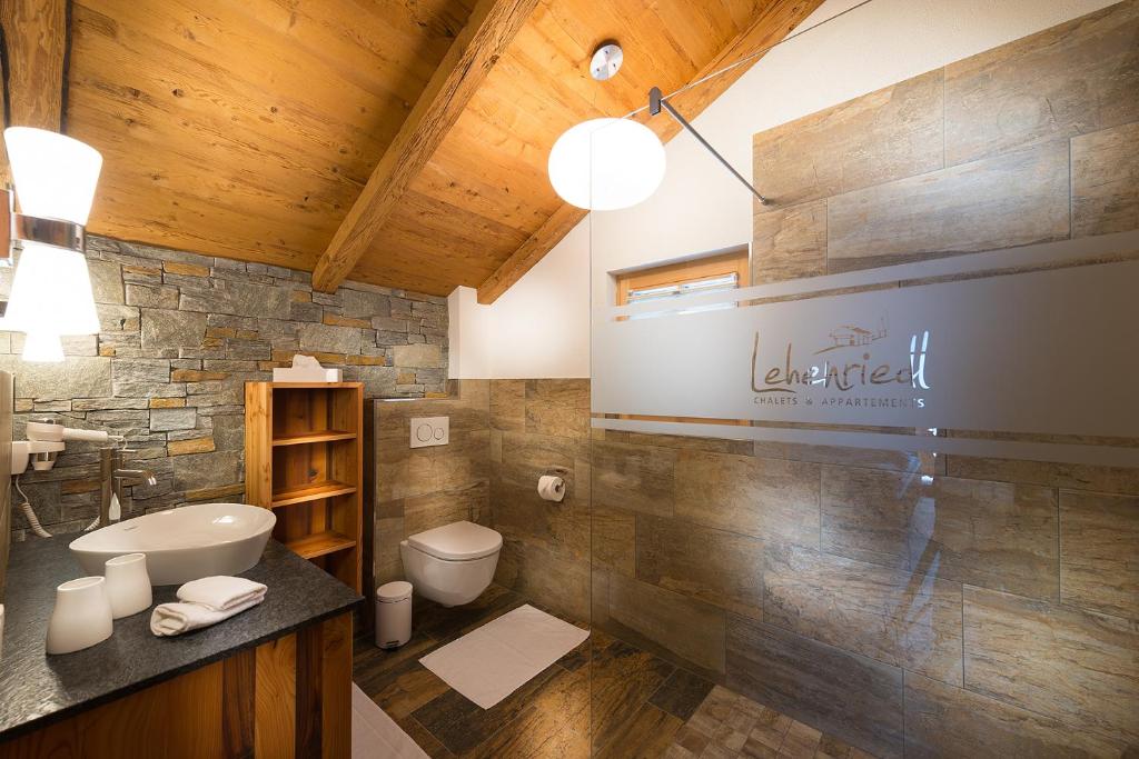 A bathroom at Lehenriedl Chalet