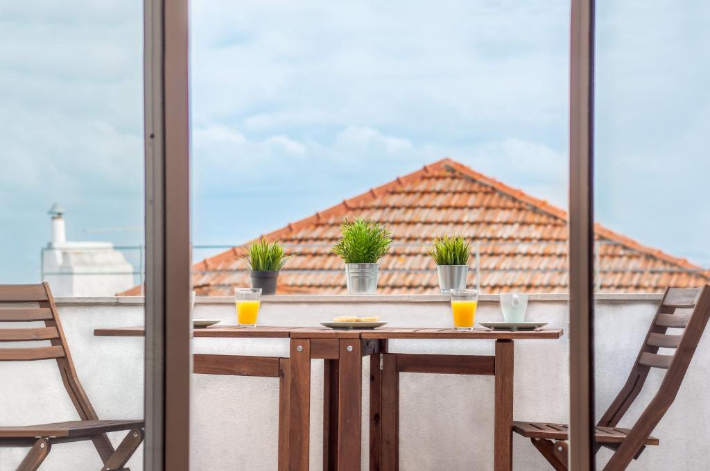 リスボンにあるAlfama Lovely Duplexのテーブル、バルコニー(椅子2脚、オレンジジュース付)