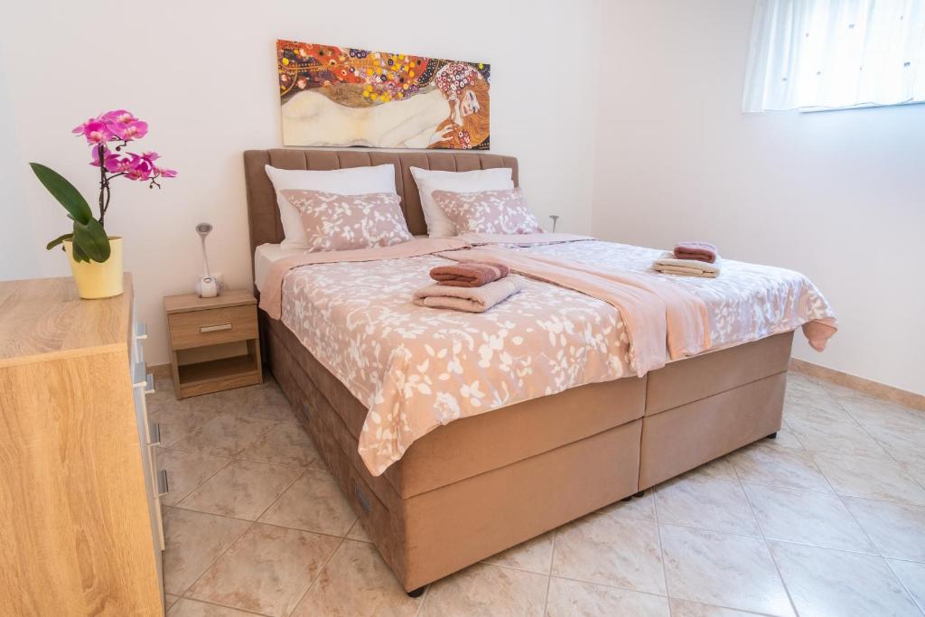 Posteľ alebo postele v izbe v ubytovaní Apartmani Jolly Poreč: blizu centra i mora