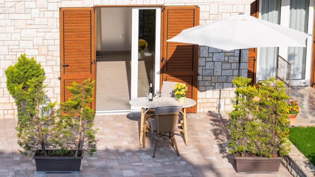 Vonkajšia záhrada v ubytovaní Apartmani Jolly Poreč: blizu centra i mora