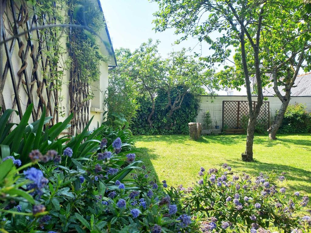 Vonkajšia záhrada v ubytovaní Gîte Les Cerisiers