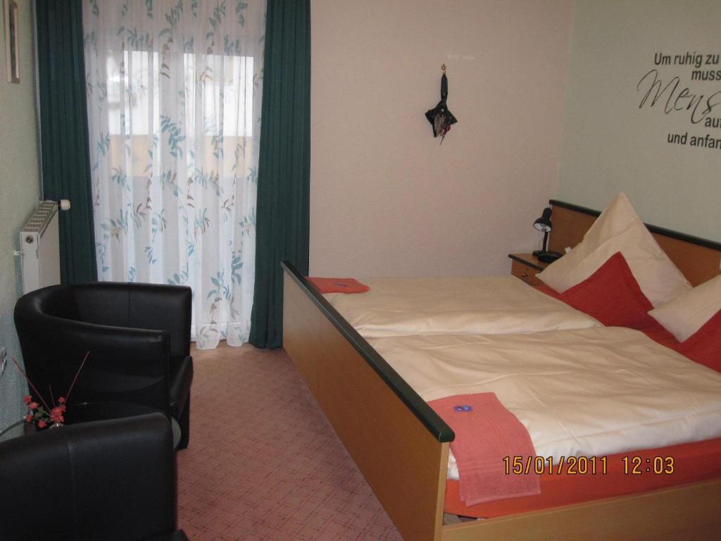 Postel nebo postele na pokoji v ubytování Hotel zum Friedl