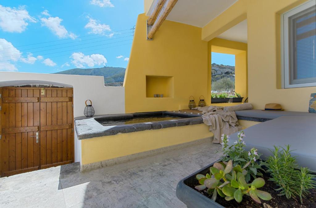 Vista generica sulle montagne o vista sulle montagne dall'interno della villa