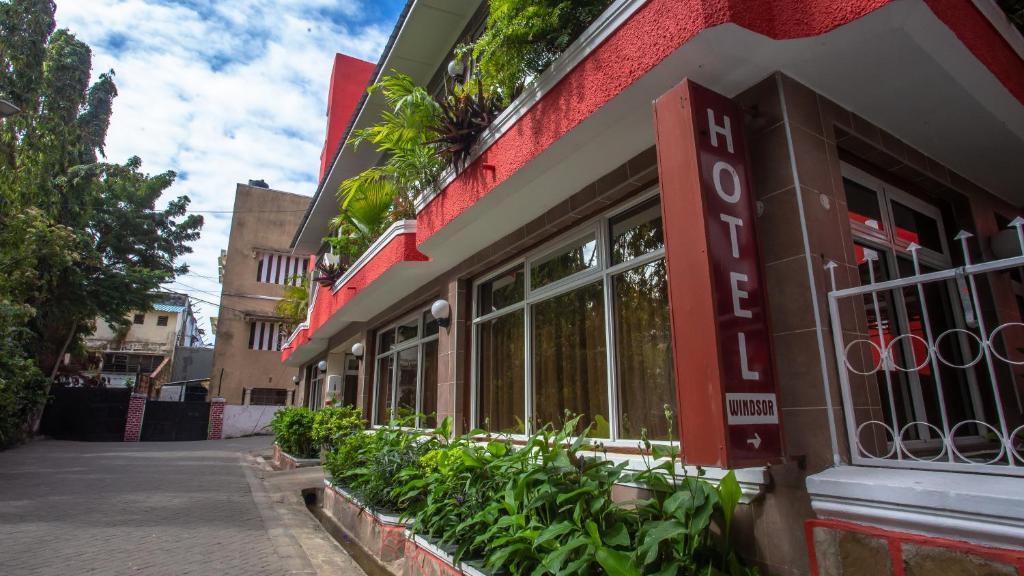 蒙巴薩的住宿－Hotel Windsor-Mombasa，一座植物在建筑的一侧