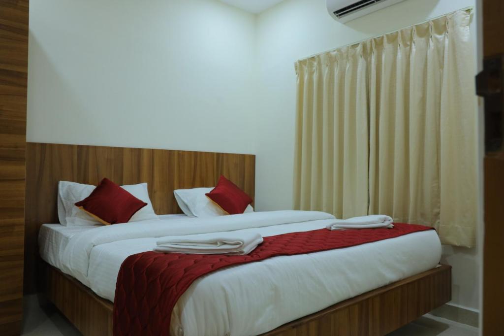 Postel nebo postele na pokoji v ubytování Padma Homes Stay- Luxury Service Apartment 1BHK & 2BHK & 3BHK